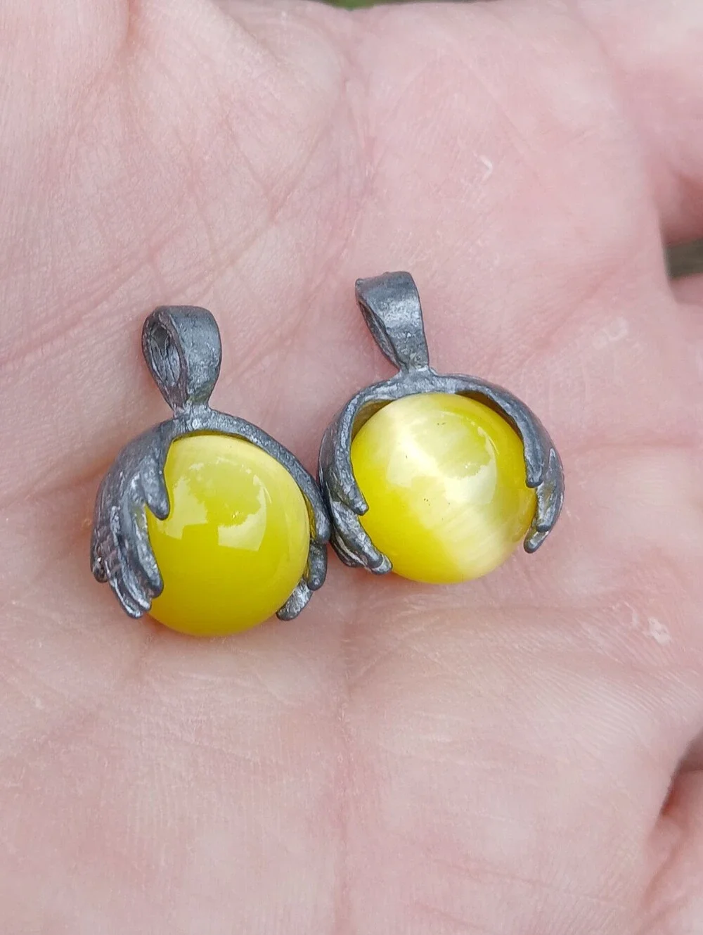 New 2pc Hands Holding Yellow Cat Eye Sphere Pendant.